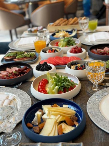 Desayuno buffet con frutas frescas, quesos y embutidos en el Merit Starlit Hotel & Residences