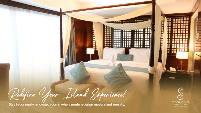 Habitación de lujo con cama de dosel y decoración tropical en Boracay Mandarin Island Hotel
