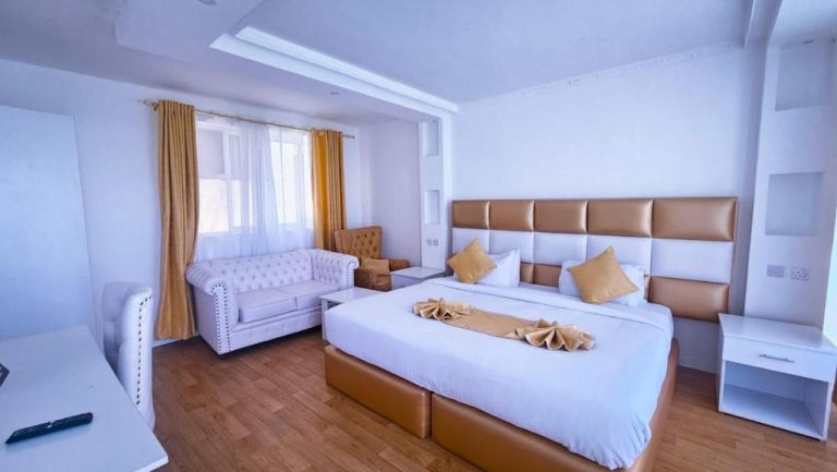 Habitación doble de lujo con cama king size y sofá en Hotel Takawiri Victoria Sands