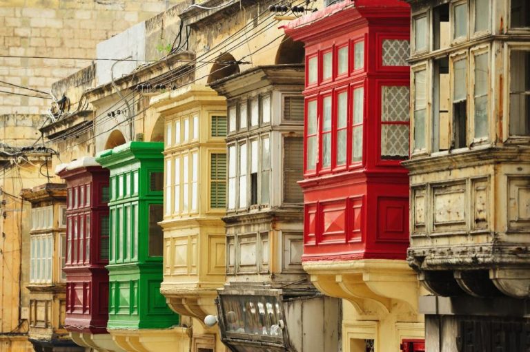 Coloridos balcones tradicionales malteses de madera cerca del Courtyard by Marriott Sliema en Malta