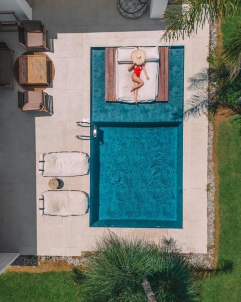 Vista aérea de piscina privada con solarium en TAF Beach Villas with Tesla, rodeada de jardín tropical
