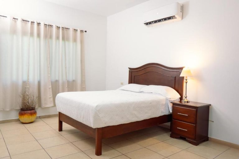 Habitación doble con cama matrimonial y aire acondicionado en el Hotel Real Paraíso
