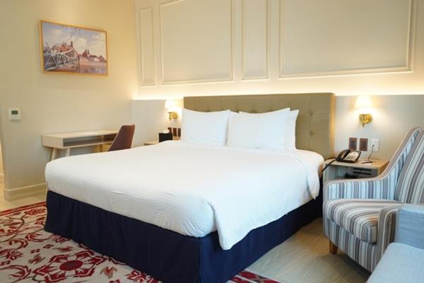 Habitación con cama king size y decoración elegante en The Monarch Hotel