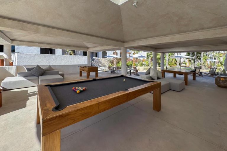 Sala de juegos con mesa de billar, futbolín y ping pong en Casa Nima by Lumina