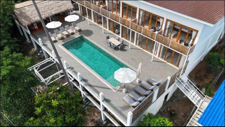 Vista aérea de la piscina exterior y terraza con tumbonas del 8 Bedroom Monkey Villa