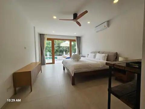 Habitación doble con cama king y acceso directo a piscina en Monkey Villa Room 202