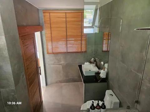 Baño moderno con ducha de cristal y lavabo en habitación 202 de 8 Bedroom Monkey Villa