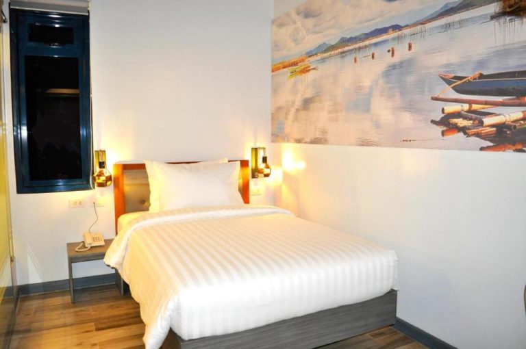 Habitación doble con cama matrimonial y cuadro decorativo en Hotel GQ Plaza