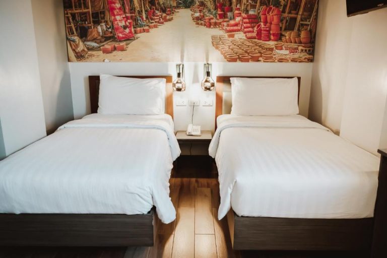 Habitación doble con dos camas individuales y decoración artística en el Hotel GQ Plaza