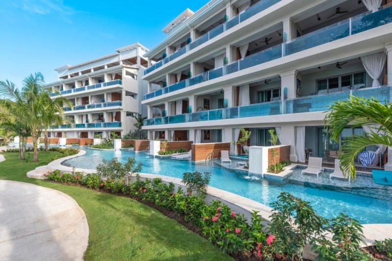 Piscina exterior con cascadas y balcones privados del resort Sandals Dunns River All Inclusive para parejas
