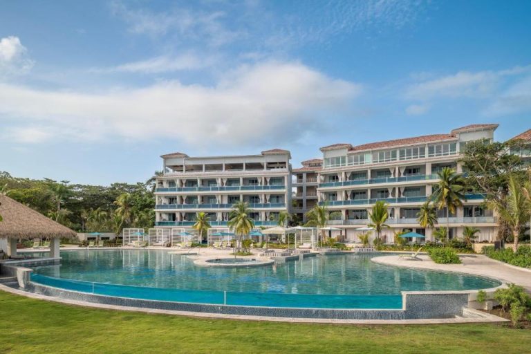 Piscina exterior con vistas al edificio principal del resort Sandals Dunns River All Inclusive en Jamaica