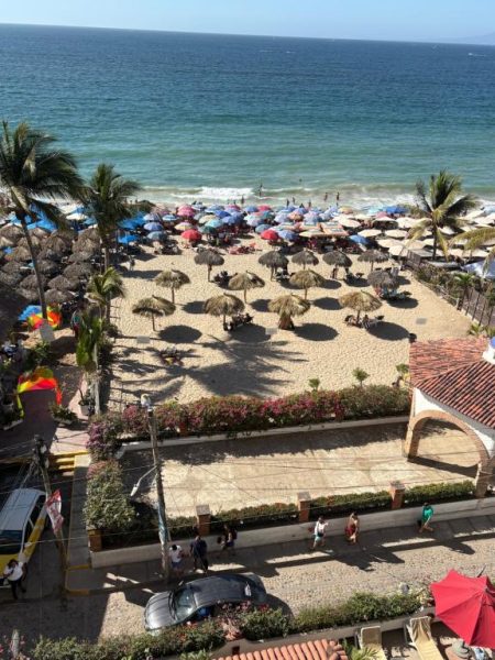 Vista aérea de la playa con sombrillas de palapa frente al hotel Playa Bonita Beso del Sol 101