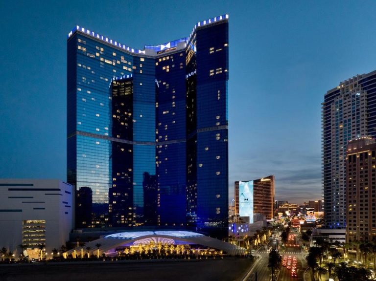 Vista nocturna de la fachada exterior iluminada del Fontainebleau Las Vegas en el Strip de Nevada