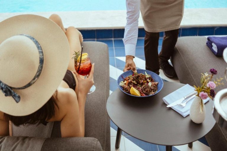 Servicio de comida y cócteles junto a la piscina del 1926 Le Soleil Hotel & Spa