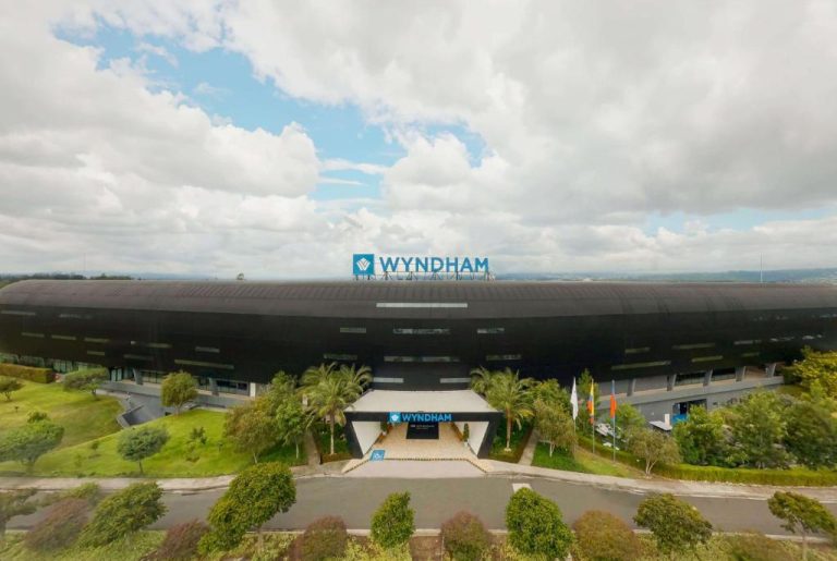 Vista aérea de la fachada principal del hotel Wyndham Quito Airport con jardines y acceso principal