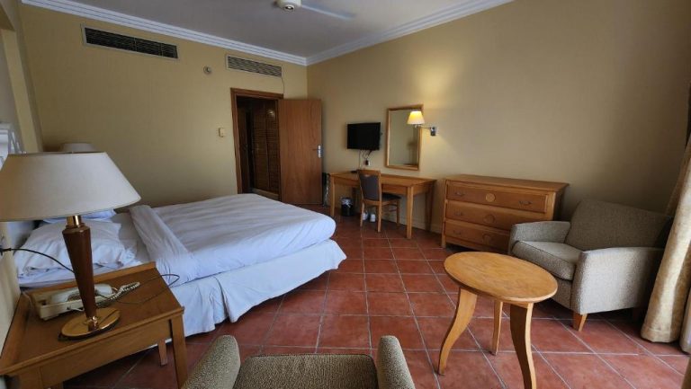 Habitación doble clásica con cama matrimonial y zona de escritorio en Hotel Suite Jazz Sharm Dreams