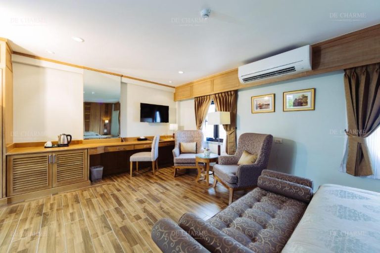 Habitación deluxe con zona de estar, escritorio y aire acondicionado en Decharme Hotel