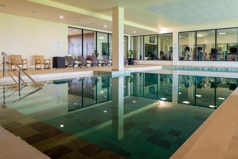 Piscina interior climatizada con zona de relax y gimnasio del Royal Green Wellness Resort