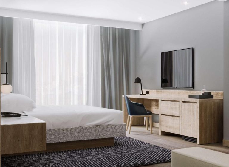 Habitación doble moderna con escritorio y TV en Hyatt House Nairobi Westlands
