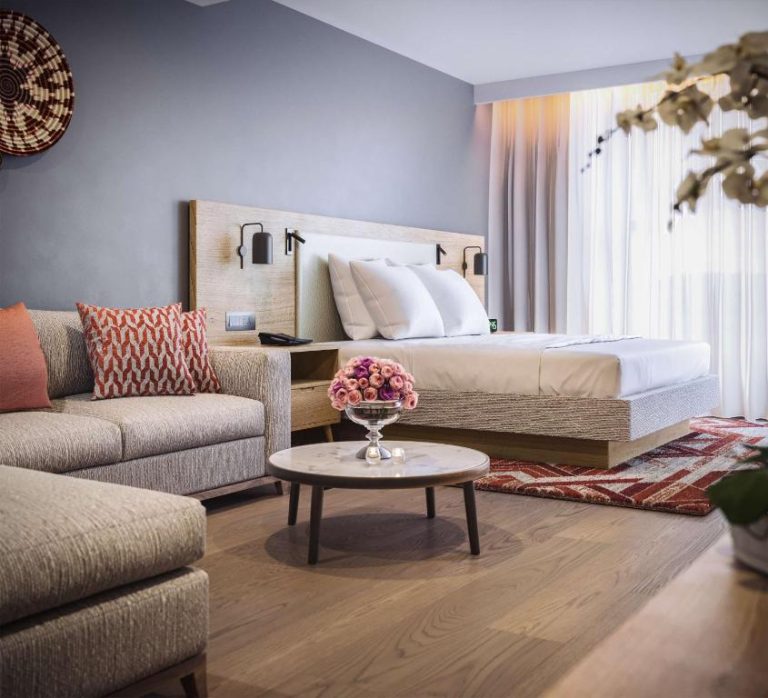 Suite moderna con cama king y zona de estar del Hyatt House Nairobi Westlands