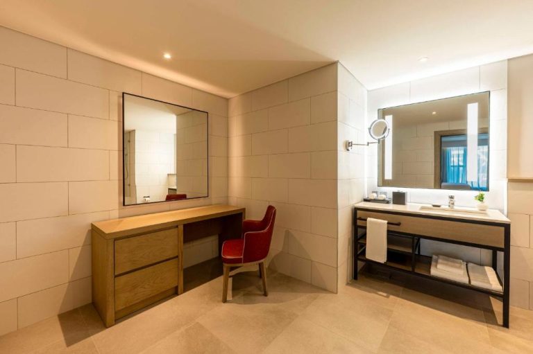 Baño con vestidor de lujo y tocador con espejo en Hyatt House Nairobi Westlands
