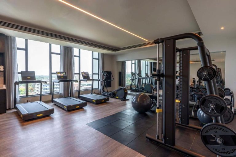 Gimnasio moderno con cintas de correr y máquinas Technogym en Hyatt House Nairobi Westlands