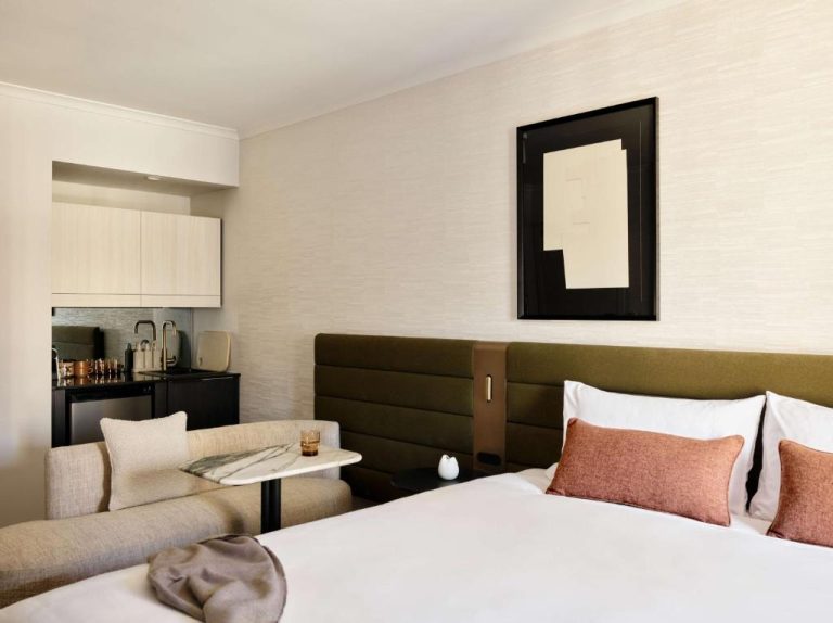 Habitación de lujo con cocina integrada y cama king en Adina Apartment Hotel Sydney Town Hall