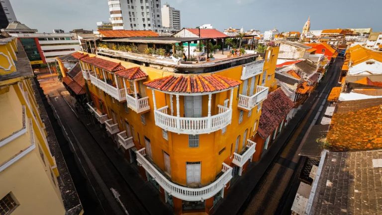 Fachada colonial amarilla con balcones blancos y terraza del Hotel Marie Real Cartagena de Indias