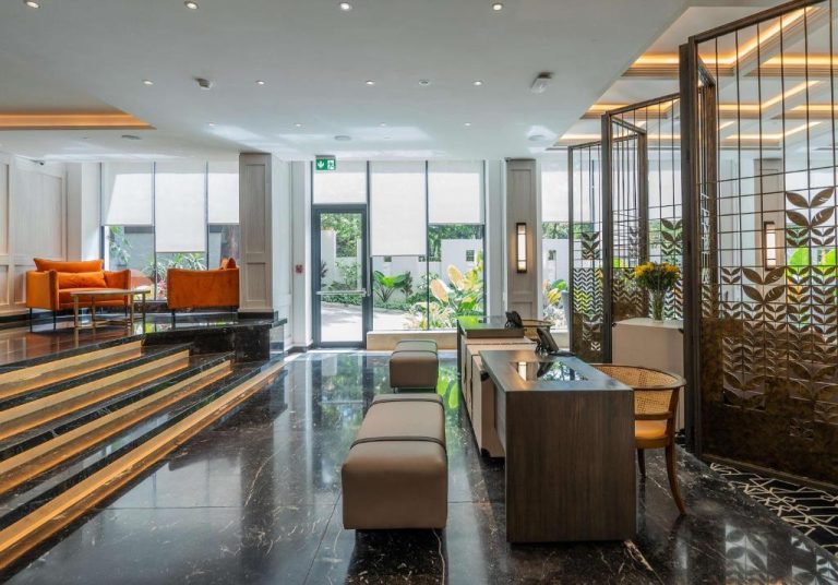 Elegante lobby y recepción del Kwetu Nairobi Curio Collection by Hilton con suelo de mármol