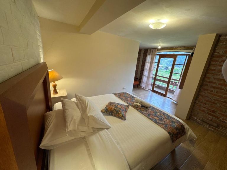 Habitación doble con cama matrimonial y balcón con vistas al exterior en Spa Hotel Etelvina