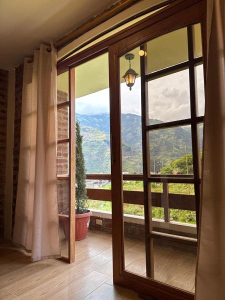 Habitación con balcón y vistas panorámicas a la montaña en Spa Hotel Etelvina