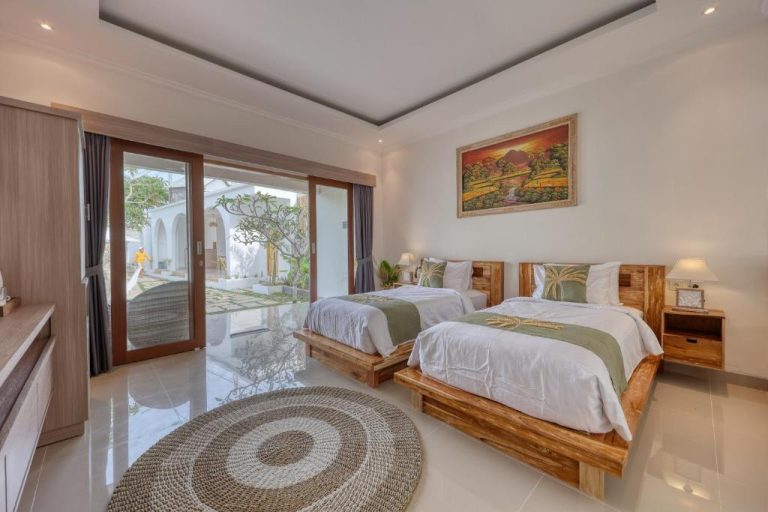 Habitación doble con camas de madera y terraza exterior en Kelingking Green Village Bali