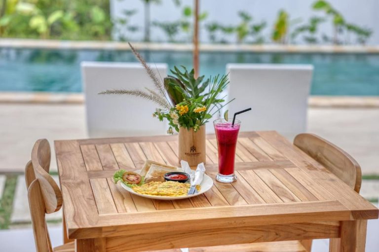 Desayuno con tortilla y zumo tropical junto a la piscina del Kelingking Green Village