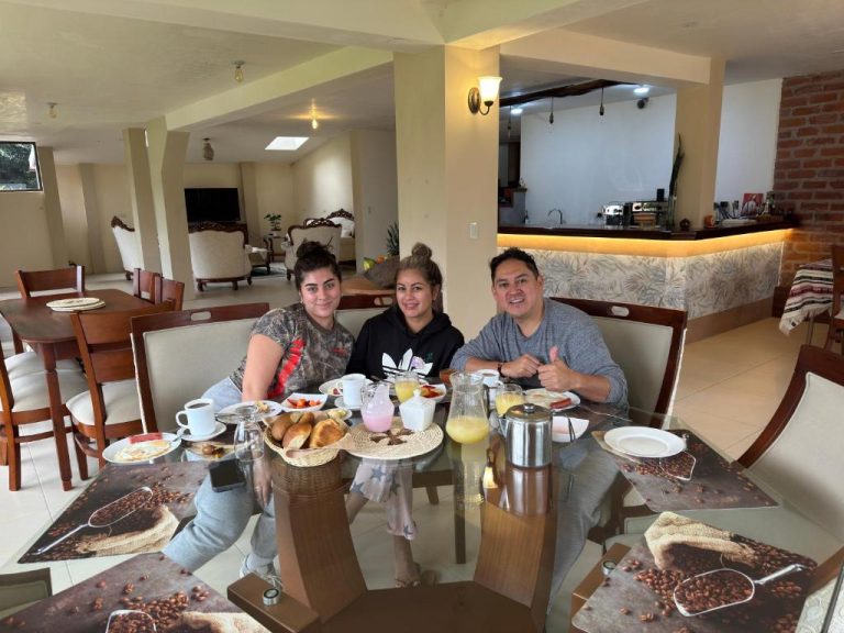 Tres huéspedes disfrutando del desayuno buffet en el comedor del Spa Hotel Etelvina