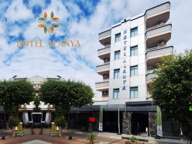 Fachada exterior del Hotel Alanya Afd con balcones y entrada principal rodeada de árboles
