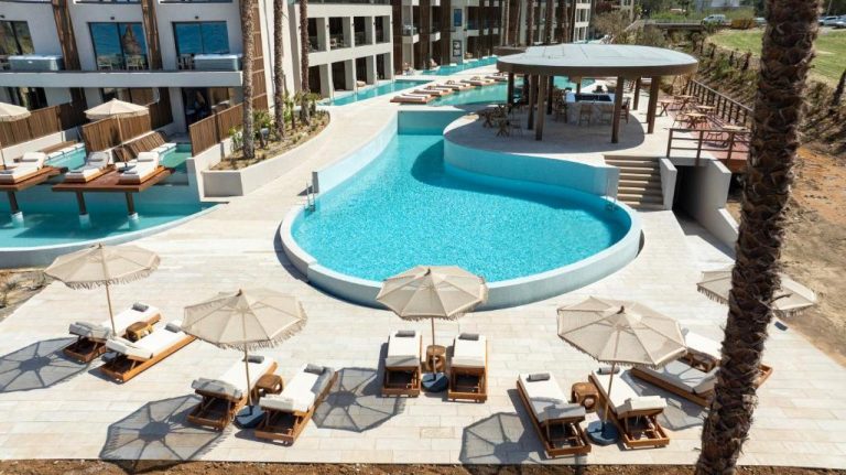 Piscina exterior con tumbonas y sombrillas del Nalu Resort & SPA Adults Only Hotel