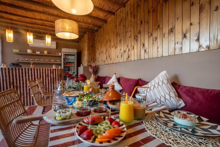 Desayuno tradicional marroquí con frutas y zumos frescos en el Riad Tassili Boutique