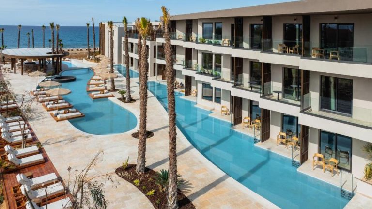 Piscina exterior con tumbonas y vistas al mar en Nalu Resort & SPA Adults Only Hotel