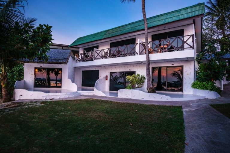 Fachada exterior del Samui Pier Beach Front Resort con jardín tropical y vistas al mar al atardecer