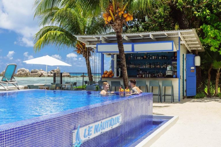 Piscina con swim-up bar tropical en Le Nautique Waterfront Hotel La Digue, Seychelles
