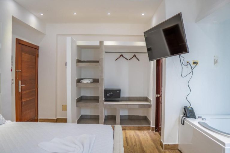 Habitación con armario empotrado, caja fuerte, televisión y jacuzzi en Hotel Gran Real Punta Cana