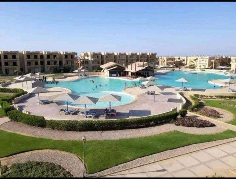 Piscina laguna exterior con tumbonas y sombrillas del Regina Resort Ain Sokhna en Egipto