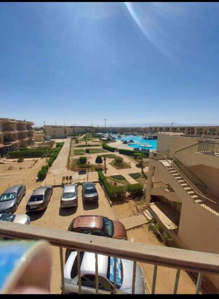 Vista panorámica del complejo Regina Resort Sokhna con piscina exterior y aparcamiento privado