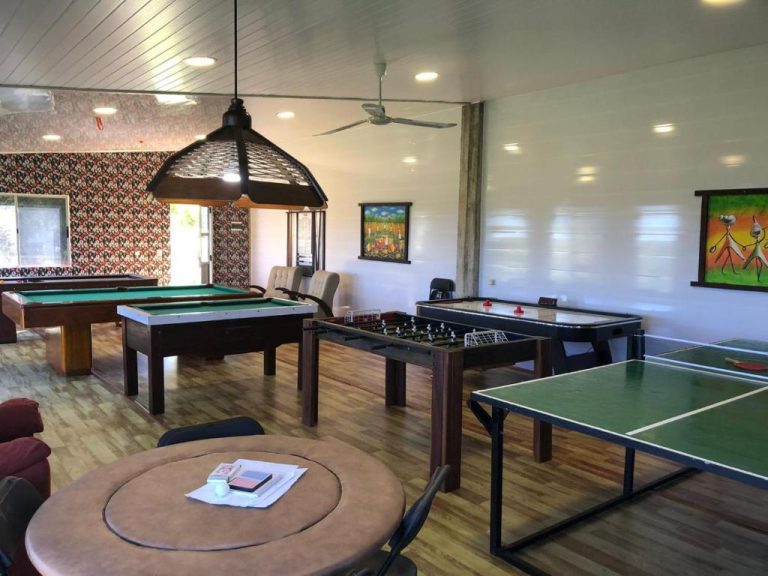 Sala de juegos con billar, ping pong, futbolín y air hockey en Complejo La Posta del Hum