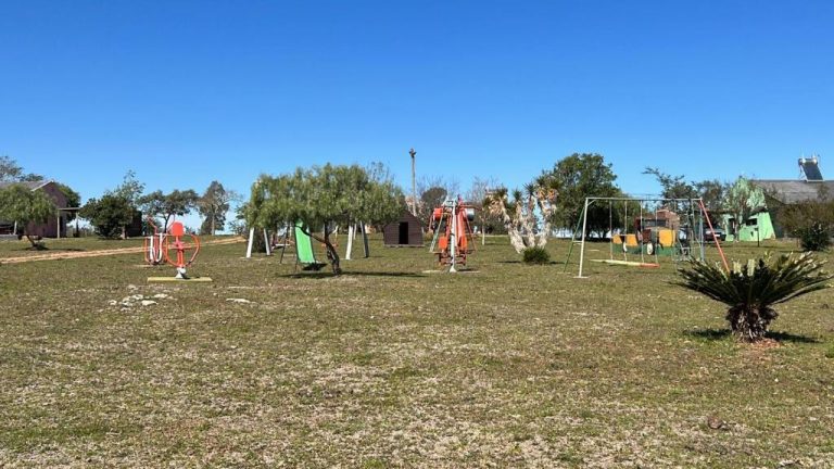 Área de juegos infantiles con columpios y juegos al aire libre en Complejo La Posta del Hum