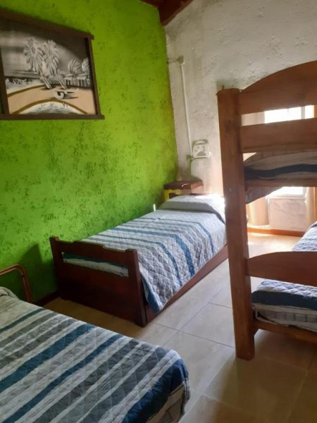 Habitación múltiple con literas y camas individuales en Complejo La Posta del Hum