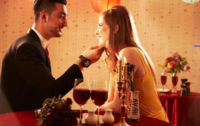 Pareja disfrutando de una cena romántica con vino tinto en el restaurante del Hotel Chez Lilly
