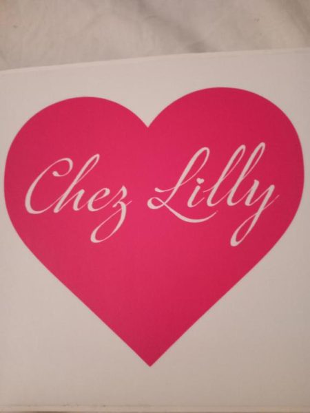 Logo de Chez Lilly con corazón rosa fucsia y tipografía elegante en blanco