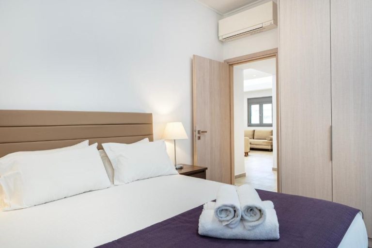 Habitación doble con cama matrimonial y toallas decoradas del Blue Lagoon City Hotel