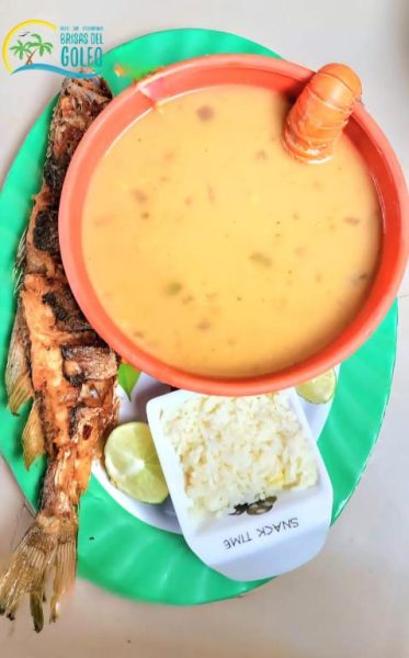 Sopa de mariscos con langosta y pescado frito entero en Restaurante Brisas del Golfo frente al mar